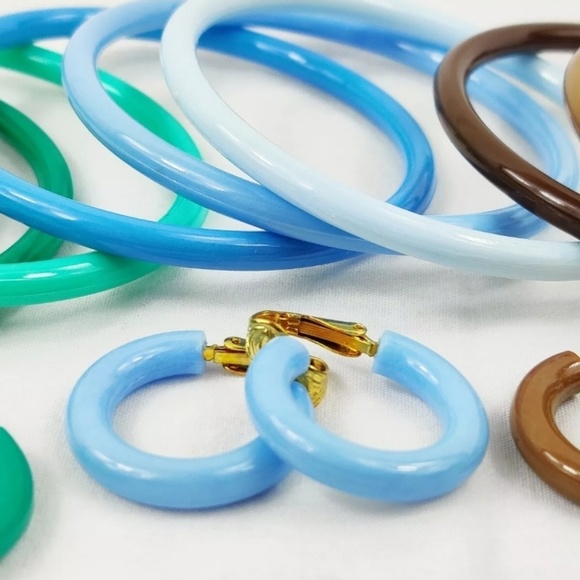 VINTAGE 1980s RETRO EARRINGS & BANGLE BRACELETS - Picture 2 of 7